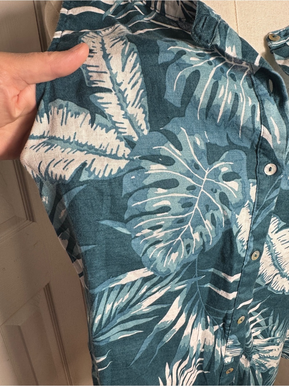 Large C&C California 100% Linen Tropical Button Tank Top Vacation EUC - Picture 9 of 9